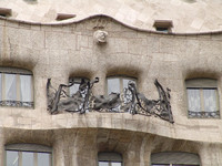 Casa Milà (La Pedrera), Fassade der Calla Provença, Detail des Balkons