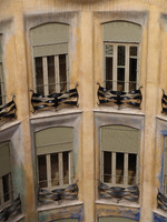 Casa Milà (La Pedrera), Detail des Fensters, vom Innenhof gesehen