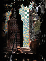 Casa Vicens, Sicht auf die Fassade mit Detail des Fensters