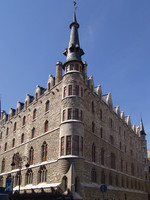 Casa de los Botines, corner view of building