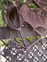 Finca Güell, Ladon, der Wächter über den Garten der Hespériden (Detail des Drachens)