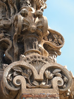 Finca Güell, detail of entrance gate column