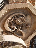 Finca Güell, detalle de la columna del portón de entrada