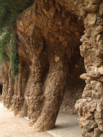 Park Güell, Nach innen geneigte Säulen des Viadukts