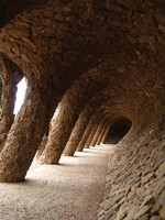 Parc Güell, colonnes obliques du viaduc