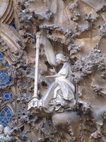 Templo de la Sagrada Familia, fachada de la Natividad, detalle de un ángel tocando el arpa