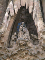 Sagrada Familia, détail de la façade de la Nativité, couronnement de la Vierge