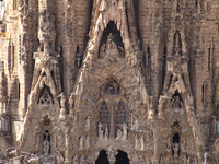 Templo de la Sagrada Familia, detalle de la fachada de la Natividad, coronación de la Virgen