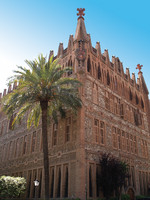 Colegio Teresiano, vista de la esquina del edificio con escudo de armas original